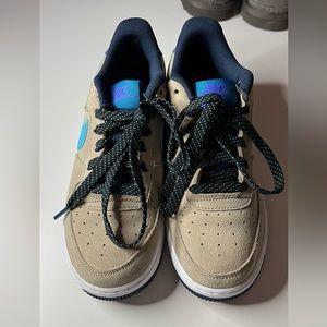 Nike Air Force 1 & 07 LV8 khaki